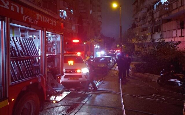 Illustration : Bâtiment endommagé des suites d'un incendie, tard dans la nuit, à Kiryat Moshe, le 25 novembre 2020. (Crédit : Porte-parole des services d'incendie et de secours) Illustration : Bâtiment endommagé des suites d'un incendie, tard dans la nuit, à Kiryat Moshe, le 25 novembre 2020. (Crédit : Porte-parole des services d'incendie et de secours)