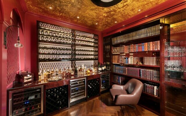 Un salon avec de la menuiserie sur mesure dans un appartement de Jérusalem, par Gittie Perl. (Crédit : Ekad Gonen pour GP-Interiors)