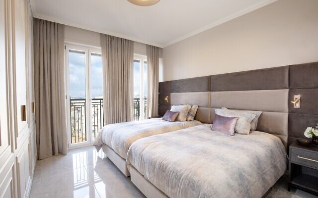 Une chambre à coucher dans un appartement de Jérusalem, par Gittie Perl. (Crédit : GP-Interiors)