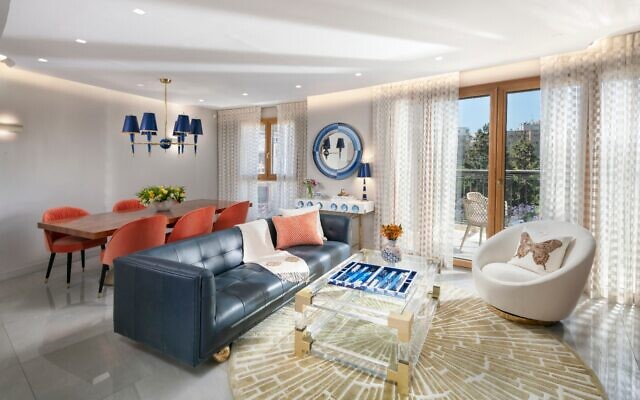 Un salon dans un appartement de Jérusalem, par Gittie Perl. (Crédit : GP-Interiors)