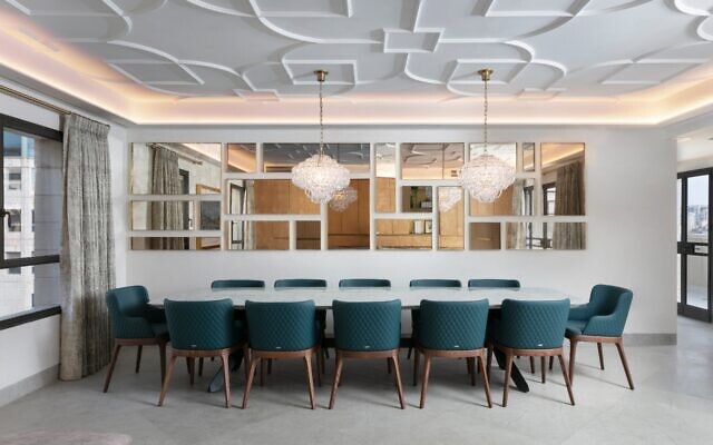 Une salle à manger dans un appartement de Jérusalem, par Gittie Perl. (Crédit : GP-Interiors)