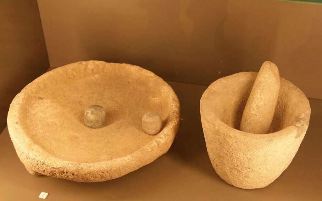  Instruments de broyage et de concassage utilisés dans la préparation des aliments, exposés à l'exposition Sanhedrin. (Crédit : Shmuel Bar-Am)