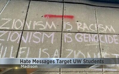 Graffitis haineux dirigés contre des organisations étudiantes 'sionistes' sur le campus de l’Université du Wisconsin, le jour de la rentrée, en septembre 2022. (Capture d’écran/WKOW, utilisé conformément à l’article 27a de la Loi sur le droit d’auteur)