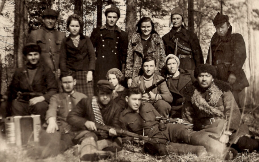 Des partisans juifs pendant la Seconde Guerre mondiale, tels qu'ils apparaissent dans le documentaire "Four Winters", écrit et réalisé par Julia Mintz. (Crédit : New Moon Films via JTA) Des partisans juifs pendant la Seconde Guerre mondiale, tels qu'ils apparaissent dans le documentaire "Four Winters", écrit et réalisé par Julia Mintz. (Crédit : New Moon Films via JTA)