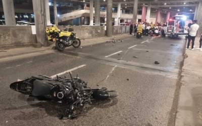 Le lieu d'un accident de moto mortel sur la rue HaYarkon, à Tel Aviv, le 23 septembre 2022. (Crédit : Magen David Adom)