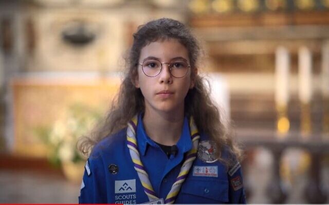 Sophie, 12 ans, membre des scouts de France de Balma, lit la lettre de Mgr Saliège dans une vidéo publiée par le Diocèse de Toulouse. (Crédit : capture d’écran YouTube / Diocèse de Toulouse)