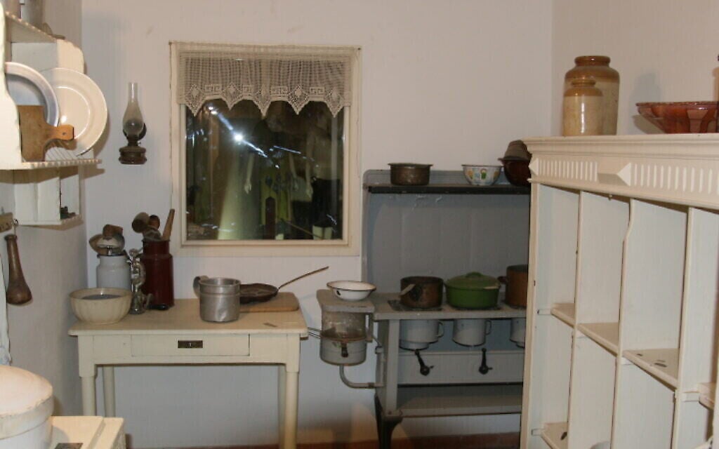 Cuisine ancienne exposée à la résidence Shalit à Rishon Lezion. (Crédit : Shmuel Bar-Am)