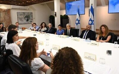 Le Premier ministre Yair Lapid et les membres de son cabinet s'informent de l'action des ministères concernés pour se préparer au changement climatique à la Kirya à Tel Aviv, le 31 août 2022. (Crédit : Haim Zach, GPO)