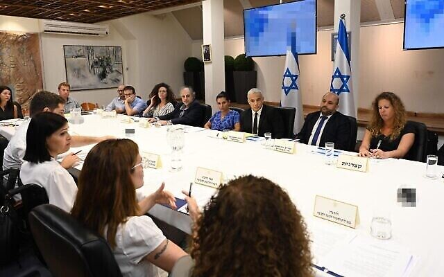 Le Premier ministre Yair Lapid et les membres de son cabinet s'informent de l'action des ministères concernés pour se préparer au changement climatique à la Kirya à Tel Aviv, le 31 août 2022. (Crédit : Haim Zach, GPO) Le Premier ministre Yair Lapid et les membres de son cabinet s'informent de l'action des ministères concernés pour se préparer au changement climatique à la Kirya à Tel Aviv, le 31 août 2022. (Crédit : Haim Zach, GPO)