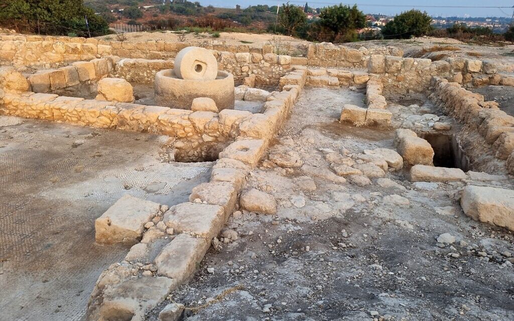  La rue principale et le pressoir à huile d'olive, à Usha. (Crédit : Shmuel Bar-Am)