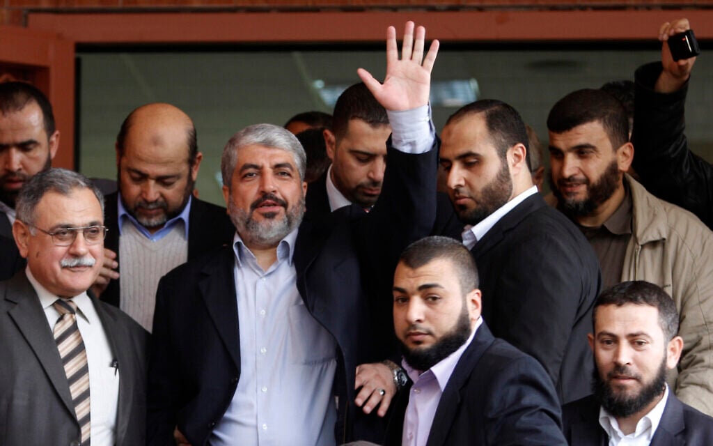 Le chef du Hamas, Khaled Mashaal, lors d'une visite à l'Université islamique dans la ville de Gaza, le 9 décembre 2012. (Crédit : AP Photo/Hatem Moussa)