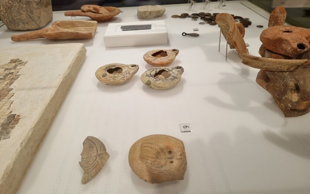  Lampes à huile trouvées à Usha, exposées à l'exposition Sanhedrin. (Crédit : Shmuel Bar-Am)