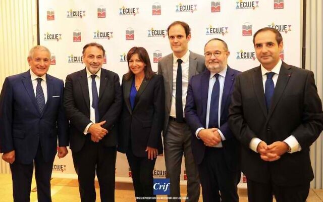 Anne Hidalgo, maire de Paris, avec plusieurs représentants juifs français, dans les locaux de l’ECUJE, le 18 septembre 2022, à l’occasion de la cérémonie de Rosh HaShana 5783. (Crédit : CRIF) Anne Hidalgo, maire de Paris, avec plusieurs représentants juifs français, dans les locaux de l’ECUJE, le 18 septembre 2022, à l’occasion de la cérémonie de Rosh HaShana 5783. (Crédit : CRIF)