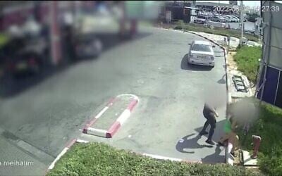 Suspect attaquant une femme avec une bouteille de verre cassée dans une station d’essence de Rishon Lezion, dans le centre d’Israël, le 29 août 2022. (Crédit : Capture d’écran/Police israélienne)