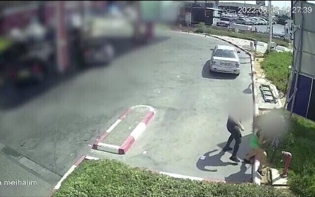 Suspect attaquant une femme avec une bouteille de verre cassée dans une station d’essence de Rishon Lezion, dans le centre d’Israël, le 29 août 2022. (Crédit : Capture d’écran/Police israélienne) Suspect attaquant une femme avec une bouteille de verre cassée dans une station d’essence de Rishon Lezion, dans le centre d’Israël, le 29 août 2022. (Crédit : Capture d’écran/Police israélienne)