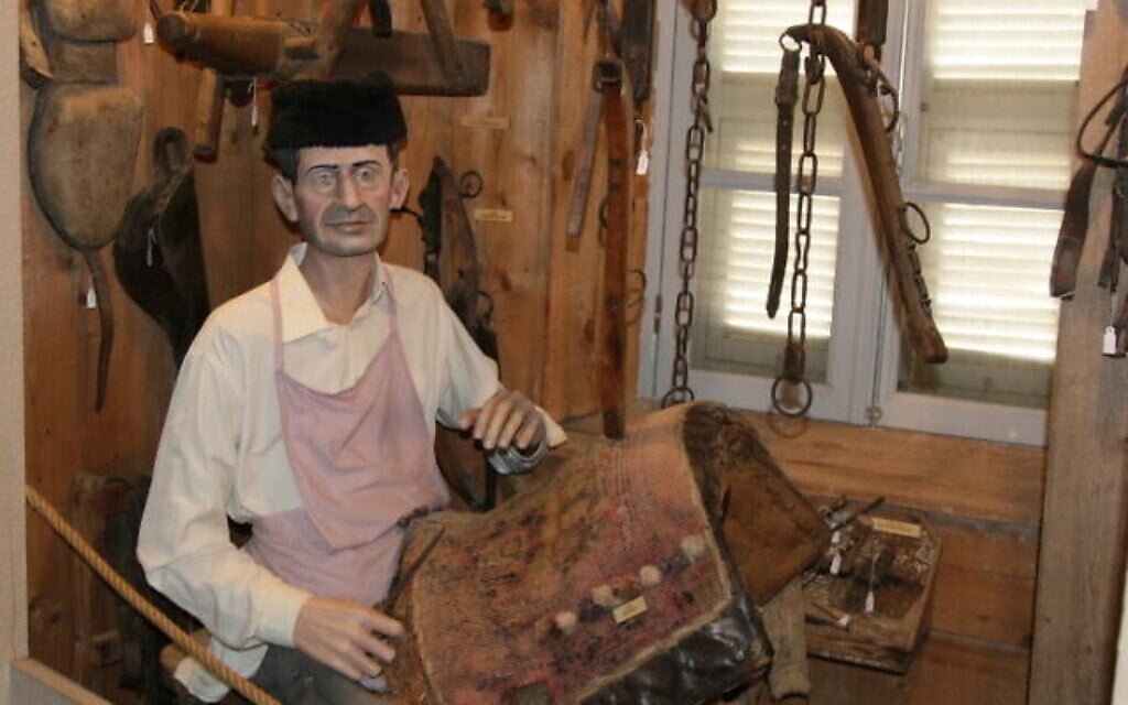 Un sellier de l’exposition réaliste sur Artisans' Way à Rishon Lezion. (Crédit : Shmuel Bar-Am)