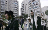 Des Juifs priant dans une rue près de la tombe de Rabbi Nahman de Breslev à Ouman, en Ukraine, le 20 septembre 2006. (Crédit : Menahem Kahana/AFP)