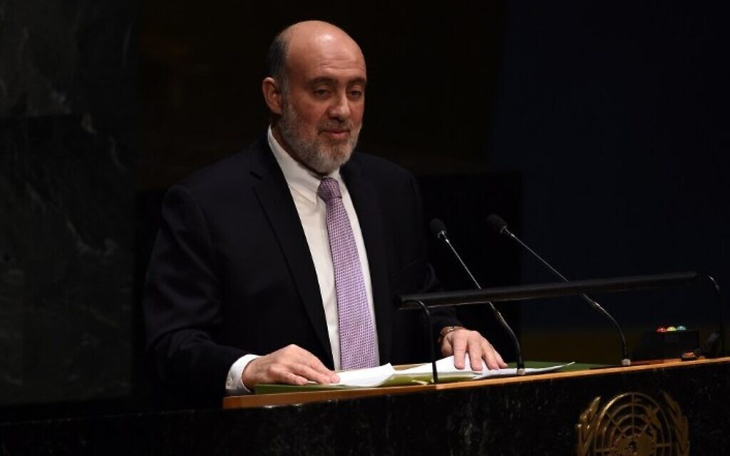 L'ambassadeur israélien aux Nations unies Ron Prosor parle au siège de l'ONU à New York, le 22 janvier 2015. (Crédit : AFP PHOTO/JEWEL SAMAD) L'ambassadeur israélien aux Nations unies Ron Prosor parle au siège de l'ONU à New York, le 22 janvier 2015. (Crédit : AFP PHOTO/JEWEL SAMAD)