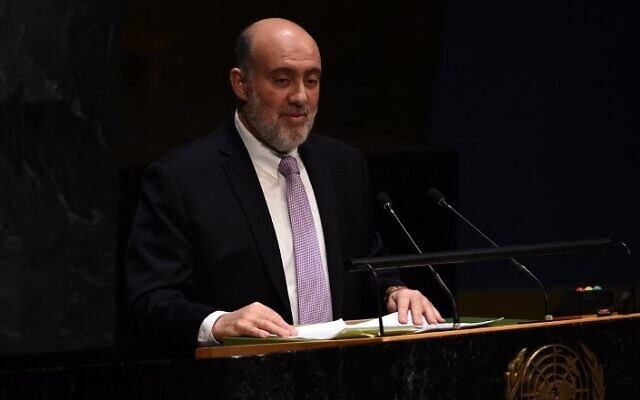 L'ambassadeur israélien aux Nations unies Ron Prosor parle au siège de l'ONU à New York, le 22 janvier 2015. (Crédit :  AFP PHOTO/JEWEL SAMAD)
