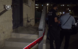 Des policiers sur les lieux d'une attaque mortelle au couteau devant une synagogue à Dimona, le 25 septembre 2022. (Crédit : Police israélienne)