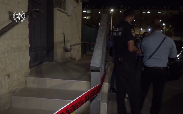 Des policiers sur les lieux d'une attaque mortelle au couteau devant une synagogue à Dimona, le 25 septembre 2022. (Crédit : Police israélienne)