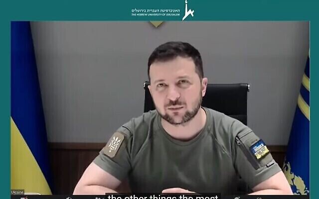 Le président ukrainien Volodymyr Zelensky s'adressant aux étudiants de l'université hébraïque de Jérusalem par visioconférence, le 23 juin 2022. (Autorisation) Le président ukrainien Volodymyr Zelensky s'adressant aux étudiants de l'université hébraïque de Jérusalem par visioconférence, le 23 juin 2022. (Autorisation)