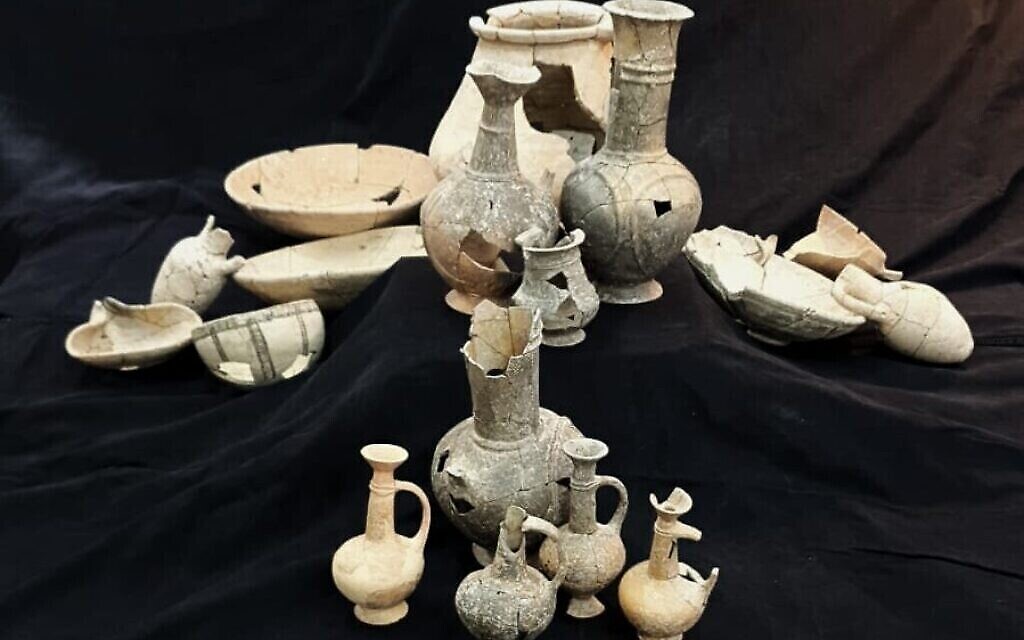Ces amphores chypriotes du 14ème siècle avant notre ère ont été déposées sur le défunt à Tel Yehud. Des traces d’opium ont été trouvées dans plusieurs céramiques. (Crédit : Shai Heksher, Autorité israélienne des Antiquités)