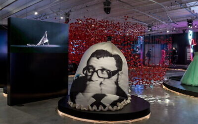 L'oeuvre de la maison de couture Lanvin offerte en hommage à Alber Elbaz, designer israélien né au Maroc et décédé en 2021. 'The Dream Factory', exposition qui a ouvert ses portes le 12 septembre 2022 au Design Museum de Holon lui rend hommage (Crédit : Autorisation Elad Sarig)
