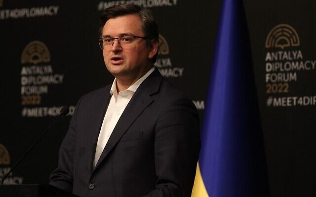Le ministre ukrainien des Affaires étrangères Dmytro Kuleba lors d'une conférence de presse après une rencontre avec son homologue russe pour des pourparlers à Antalya, en Turquie, le 10 mars 2022. (Crédit : AFP) Le ministre ukrainien des Affaires étrangères Dmytro Kuleba lors d'une conférence de presse après une rencontre avec son homologue russe pour des pourparlers à Antalya, en Turquie, le 10 mars 2022. (Crédit : AFP)