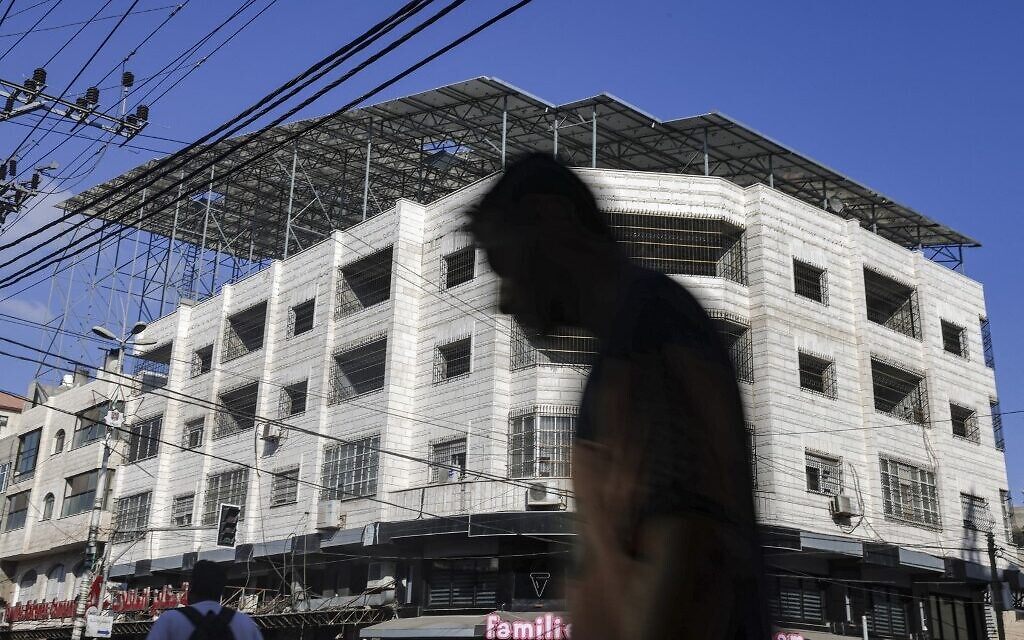 Des panneaux solaires installés sur le toit d'une boulangerie pour alimenter cette dernière en électricité à Gaza City, dans la bande de Gaza, le 6 septembre 2022. (Crédit : MOHAMMED ABED / AFP) Des panneaux solaires installés sur le toit d'une boulangerie pour alimenter cette dernière en électricité à Gaza City, dans la bande de Gaza, le 6 septembre 2022. (Crédit : MOHAMMED ABED / AFP)