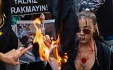 Des manifestantes aux abords du consulat iranien d'Istanbul protestent contre la mort de Mahsa Amini, arrêtée par la police des mœurs parce qu'elle contrevenait aux règles strictes du port du voile en Iran, à Istanbul, le 29 septembre 2022. (Crédit : Yasin AKGUL / AFP)