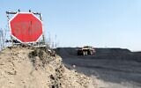 Un camion aux abords de la station de broyage de la mine de Khutala à Mpumalanga, me 29 septembre 2022. (Crédit :  LUCA SOLA / AFP)
