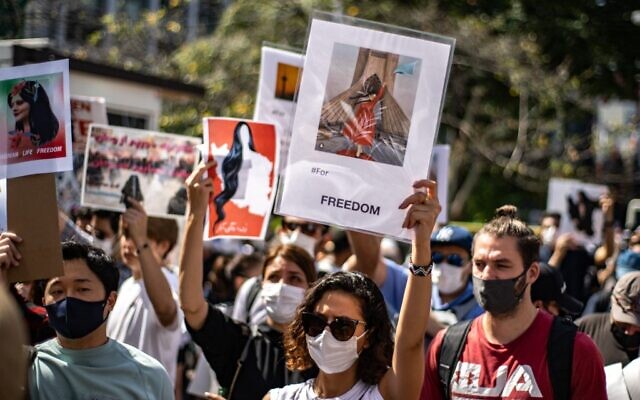 Des personnes scandent des slogans et tiennent les photos de Mahsa Amini lors de la manifestation "Freedom rally for Iran" dans le quartier de Shibuya à Tokyo, le 1er octobre 2022. (Crédit : Philip FONG / AFP) Des personnes scandent des slogans et tiennent les photos de Mahsa Amini lors de la manifestation "Freedom rally for Iran" dans le quartier de Shibuya à Tokyo, le 1er octobre 2022. (Crédit : Philip FONG / AFP)