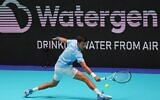 Le Serbe Novak Djokovic renvoie la balle lors du match de tennis de demi-finale du simple messieurs contre le Russe Roman Safiullin au Watergen Open 2022 de Tel Aviv en Israël, le 1er octobre 2022. (Crédit : JACK GUEZ / AFP)