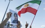 Une manifestante avec une photo de Mahsa Amini, une kurde iranienne, morte après avoir été arrêtée par la police des mœurs parce qu'elle contrevenait aux règles strictes du port du voile en Iran, à Istanbul, le 29 septembre 2022. (Crédit : Bulent Kilic/AFP)