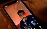 Un homme regarde une vidéo du chanteur iranien Shervin Hajipour, libéré à Téhéran aujourd'hui après avoir été arrêté pour une chanson en soutien aux manifestations suite à la mort de Mahsa Amini à Nicosi, la capitale chypriote, le 4 octobre 2022. (Crédit : Khaled Desouki/AFP)