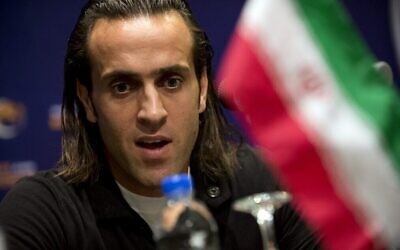 La star de football iranienne Mohammad Ali Karimi lors d'une conférence de presse dans la capitale de Kuala Lumpur, en Malaisie, le 28 novembre 2012. (Crédit : Saeed KHAN / AFP)