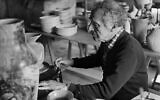 Cette photo d'archive datée du 11 juin 1952 montre le peintre français d'origine russe Marc Chagall travaillant dans l'atelier Madoura à Vallauris. (Crédit : MEUNIER / AFP)