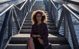 Masih Alinejad, militante irano-américaine des droits des femmes, pose à New York le 6 octobre 2022. (Crédit : Ed JONES / AFP)