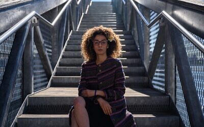 Masih Alinejad, militante irano-américaine des droits des femmes, pose à New York le 6 octobre 2022. (Crédit : Ed JONES / AFP) Masih Alinejad, militante irano-américaine des droits des femmes, pose à New York le 6 octobre 2022. (Crédit : Ed JONES / AFP)