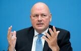 Arne Schoenbohm, alors président de l'Office fédéral allemand de la sécurité de l'information, (BSI) présentant le rapport sur l'état de la sécurité informatique en Allemagne, le 20 octobre 2020. (Crédit : Bernd Von Jutrczenka/Pool/AFP)
