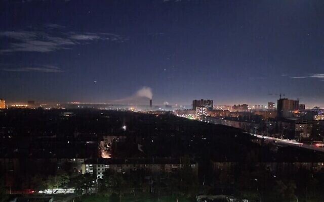 Une photographie montre Kiev tard le 11 octobre 2022, lors d'une panne d'électricité continue de certaines parties des quartiers de la capitale ukrainienne à la suite d'attaques à la roquette sur des infrastructures critiques dans la soirée, au milieu de l'invasion russe de l'Ukraine. (Eugène KOTENKO / AFP) Une photographie montre Kiev tard le 11 octobre 2022, lors d'une panne d'électricité continue de certaines parties des quartiers de la capitale ukrainienne à la suite d'attaques à la roquette sur des infrastructures critiques dans la soirée, au milieu de l'invasion russe de l'Ukraine. (Eugène KOTENKO / AFP)