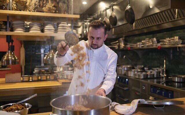 In this photograph taken on October 8, 2022 Le chef turc Fatih Tutak dans la cuisine de son restaurant à Istanbul, en Turquie, le 8 octobre 2022. (Crédit :  Yasin AKGUL / AFP)