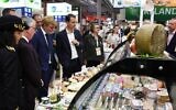 Le ministre français de l'Agriculture Marc Fesneau (3eD) écoute des explications lors de sa visite au Salon international de l'alimentation Paris 2022 (SIAL) à Villepinte, dans le nord de Paris, le 15 octobre 2022. (Crédit : Eric PIERMONT / AFP)
