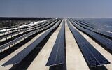 Cette photo prise le 18 octobre 2022 montre une vue des panneaux solaires de la centrale solaire d'al-Kharsaah récemment inaugurée au Qatar. (Crédit :  Ivan Pisarenko / AFP)