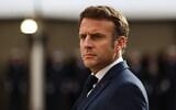 Le président français Emmanuel Macron assistant à une cérémonie d'hommage aux anciens combattants de la guerre d'Algérie, à l'hôtel national des Invalides, à Paris, le 18 octobre 2022. (Crédit : Mohammed Badra/Pool/AFP)