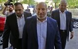 Le représentant principal du Hamas au Liban, Osama Hamdan, à gauche, le chef des relations arabes du Hamas, Khalil al-Hayya, au centre, et le secrétaire général du Front populaire de libération de la Palestine, Talal Naji, arrivant pour une conférence de presse lors d'une visite à Damas, le 19 octobre 2022. (Crédit : Louai Beshara/AFP)