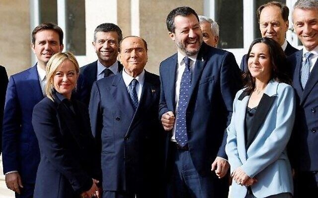 La Première ministre italienne Giorgia Meloni, deuxième à gauche, l'ancien Premier ministre et chef du parti Forza Italia Silvio Berlusconi, quatrième à gauche, la sénatrice Licia Ronzulli, deuxième à droite, et le chef du parti italien Ligue Matteo Salvini, quatrième à droite, après une réunion avec le président italien Sergio Mattarella pour le premier tour des consultations politiques officielles pour le nouveau gouvernement, au palais du Quirinal, à Rome, le 21 octobre 2022. (Crédit : Fabio Frustaci/ANSA/AFP) La Première ministre italienne Giorgia Meloni, deuxième à gauche, l'ancien Premier ministre et chef du parti Forza Italia Silvio Berlusconi, quatrième à gauche, la sénatrice Licia Ronzulli, deuxième à droite, et le chef du parti italien Ligue Matteo Salvini, quatrième à droite, après une réunion avec le président italien Sergio Mattarella pour le premier tour des consultations politiques officielles pour le nouveau gouvernement, au palais du Quirinal, à Rome, le 21 octobre 2022. (Crédit : Fabio Frustaci/ANSA/AFP)