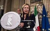 La Première ministre italienne, Giorgia Meloni, s'adressant aux médias après une rencontre avec le président italien Sergio Mattarella au palais du Quirinal, à Rome, le 21 octobre 2022. (Crédit : Angelo Carconi/ANSA/AFP)