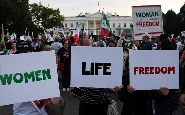 Des manifestants marchent en solidarité avec les manifestants en Iran devant la Maison Blanche à Washington, DC, le 22 octobre 2022. (Crédit : OLIVIER DOULIERY / AFP) Des manifestants marchent en solidarité avec les manifestants en Iran devant la Maison Blanche à Washington, DC, le 22 octobre 2022. (Crédit : OLIVIER DOULIERY / AFP)